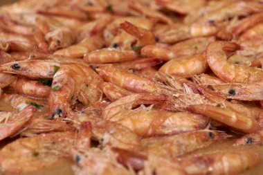 Tavada kızartılmış karidesli yemek.