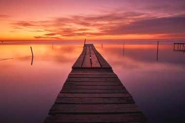 Tuna Deltası 5 'teki gölde teknelerle gün doğumu.