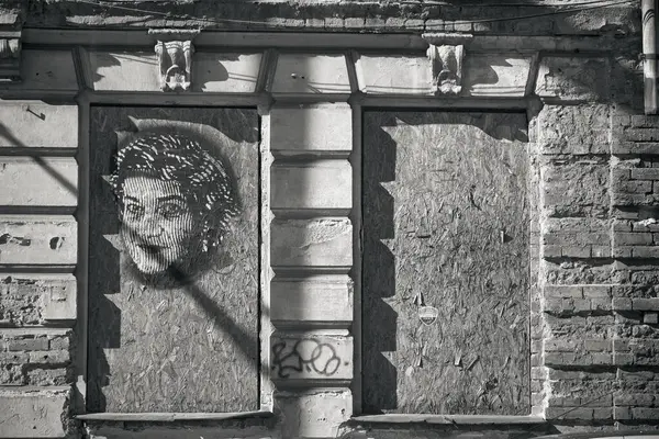 Eski binalara grafiti çizimleri