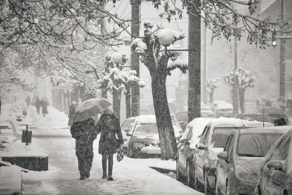 4. Kışın sokaklardaki insanlarla manzara