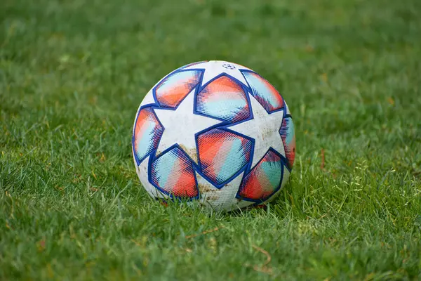 Çimlerde futbol topu