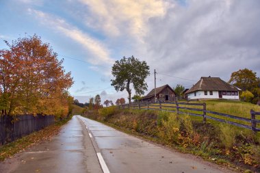 35 numaralı dağlarda geleneksel evlerin olduğu manzara