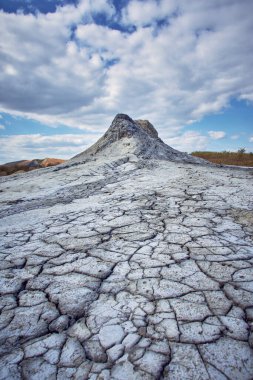 Çamurdan nehirlerin aktığı çamur volkanları konileri.