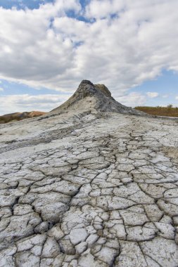 Çamurdan nehirlerin aktığı çamur volkanları konileri.