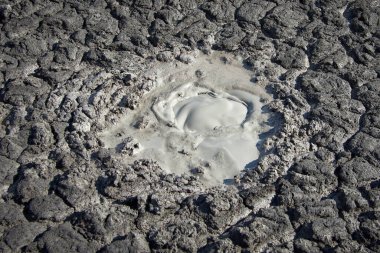 Çamurdan nehirlerin aktığı çamur volkanları konileri.