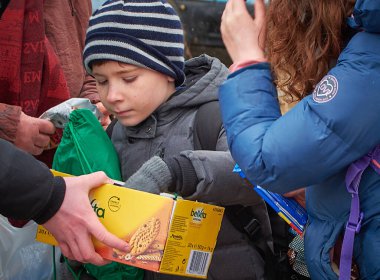 Ukraynalı mülteciler Romanya sınır kapısında yiyecek alıyorlar