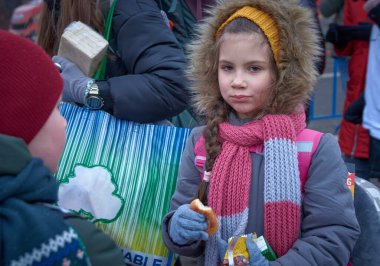 Ukraynalı mülteciler aldıkları yiyeceklerin tadını çıkarıyorlar