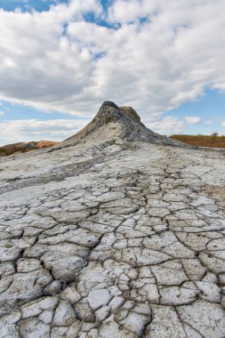 Çamurdan nehirlerin aktığı çamur volkanları konileri.