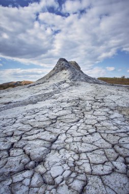 Çamurdan nehirlerin aktığı çamur volkanları konileri.