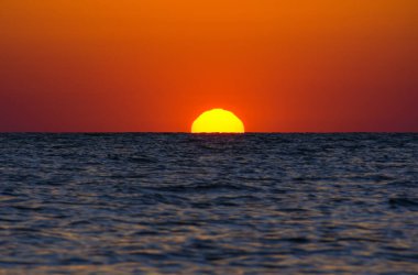 Romanya 'nın Razelm Gölü üzerinde gün doğumu