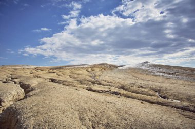 Pclele Mici 32 'den çamur volkanları.