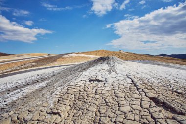Pclele Mici 1 'den çamur volkanları.