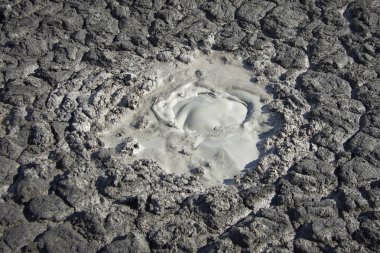 Çamurdan nehirlerin aktığı çamur volkanları konileri.