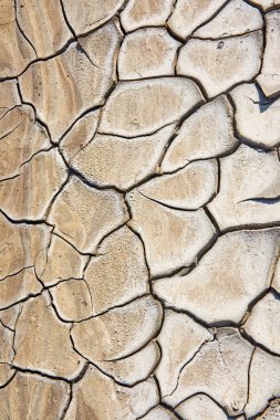 Çamurdan nehirlerin aktığı çamur volkanları konileri.