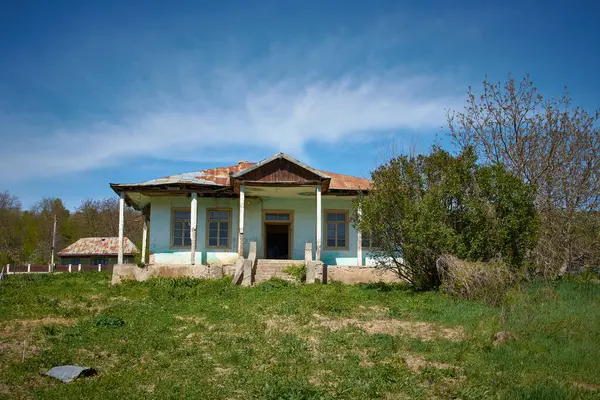 Romanya 'daki terk edilmiş kır evi