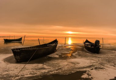 Gölde donmuş balıkçı tekneleri