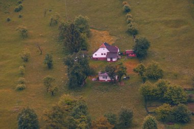 Ev dağlara saçıldı.