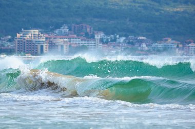 Karadeniz ve zümrüt dalgaları