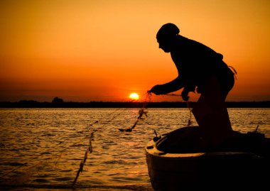 Tuna Deltası 'nda bir balıkçıyla büyümüş.