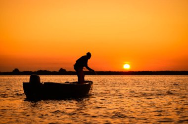 Tuna Deltası 'nda bir balıkçıyla büyümüş.