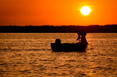 Tuna Deltası 'nda bir balıkçıyla büyümüş.