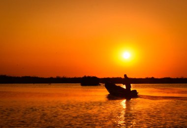 Tuna Deltası 'nda bir balıkçıyla büyümüş.
