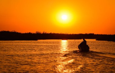 Tuna Deltası 'nda bir balıkçıyla büyümüş.