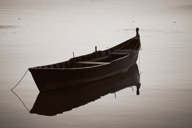 Gölde teknelerle gün doğumu