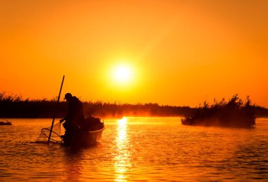 Tuna Deltası 'nda bir balıkçıyla büyümüş.