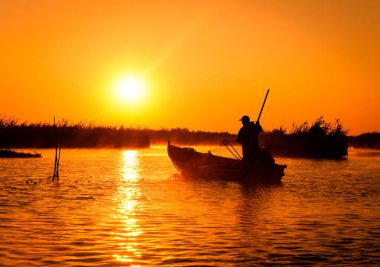 Tuna Deltası 'nda bir balıkçıyla büyümüş.