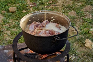 Kazanda hazırlanmış domuz eti.
