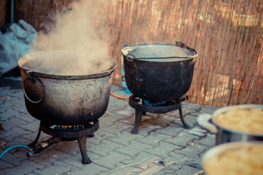 Tuna Deltası 'ndaki ateşte yemek olan kazanlar.