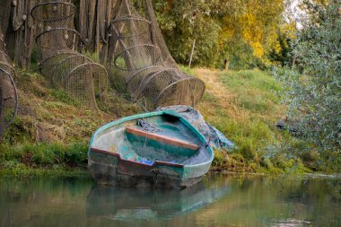 Tuna deltasındaki balıkçı teknesi.
