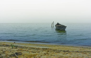 Gölde teknelerle gün doğumu