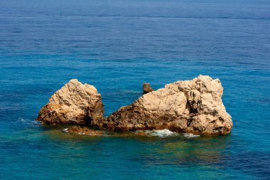 Lefkada Yunanistan 'da deniz suyundaki kayalar