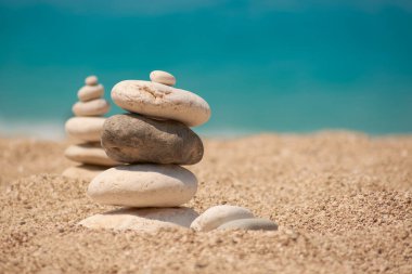 Yunanistan 'da deniz kenarındaki taş taret