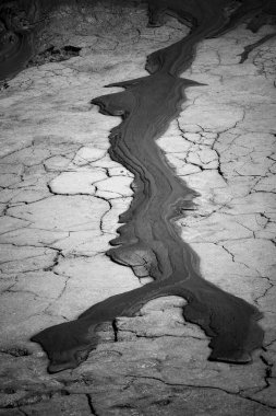 Çamurdan nehirlerin aktığı çamur volkanları konileri.