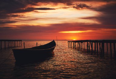Gölde gün doğumunda tekne