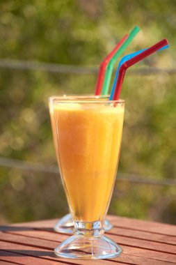 Taze portakallı bardaklar.