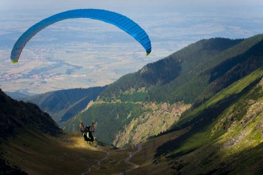 Fagaras dağlarında yamaç paraşütü