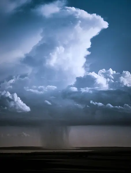Altında yağmur olan kümülonimbus bulutları