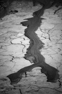 Çamurdan nehirlerin aktığı çamur volkanları konileri.