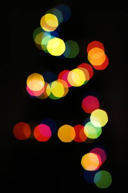 Noel ağacında renkli ışıklar