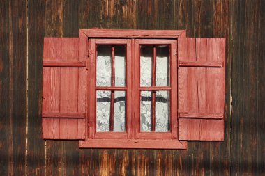 Köylü evinin ahşap penceresi.