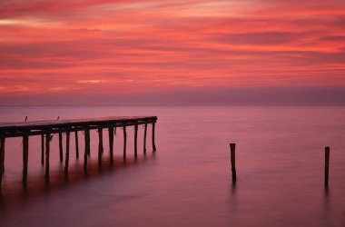 Gün doğumunda gölde duba