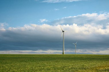 Rüzgar türbinleri buğday tarlasında Sabah güneş doğarken