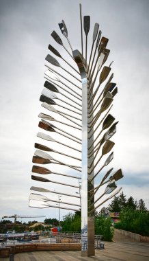 Büyük sporcu İvan Patzaichin 'in Tulcea şehrindeki kürek çeken anıtı.