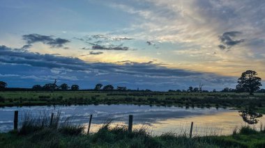 Dramatik bir gökyüzünün altında bir göl