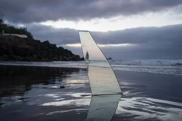 Sahilde, sahil kenarında bir cam parçası.