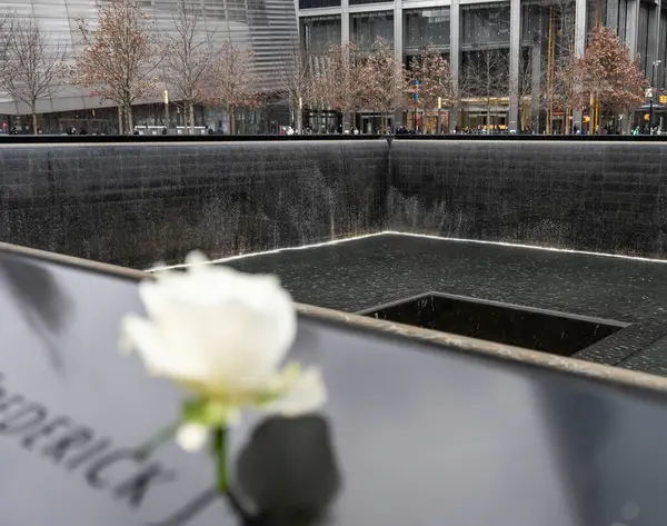 Ulusal 11 Eylül Anma ve Müzesi, 9 / 11 saldırılarının kurbanlarına bir övgü niteliğinde, sakin bir su özelliği ve beyaz bir gül sunan.